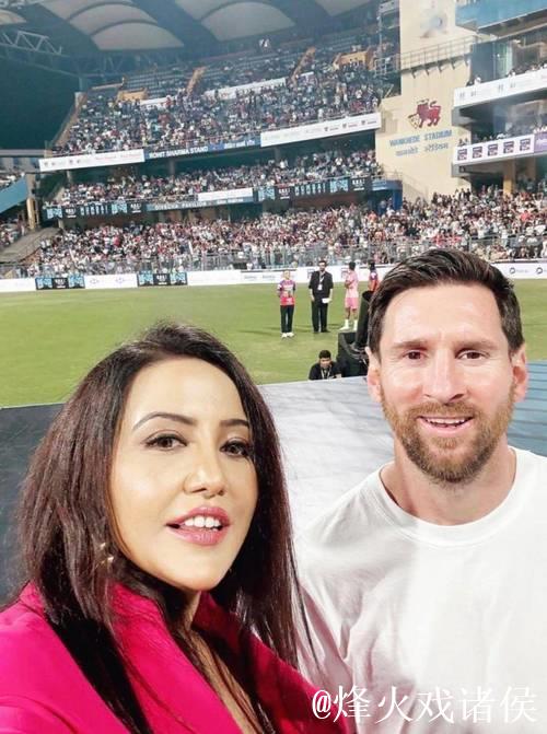 印度女演员与梅西合影却嚼口香糖，网友批评其态度傲慢